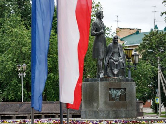 В Пскове на набережной развернут огромный флаг России