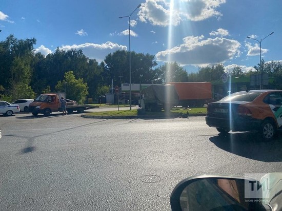 «ГАЗель» перевернулась после столкновения с малолитражкой в Казани
