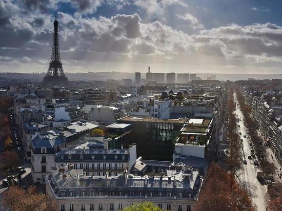В Париже оштрафовали магазины с кондиционерами за открытые двери