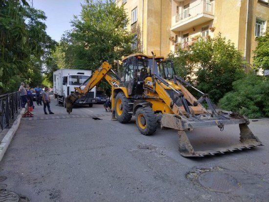 В центре Астрахани перекрыли движение из-за прорыва канализации