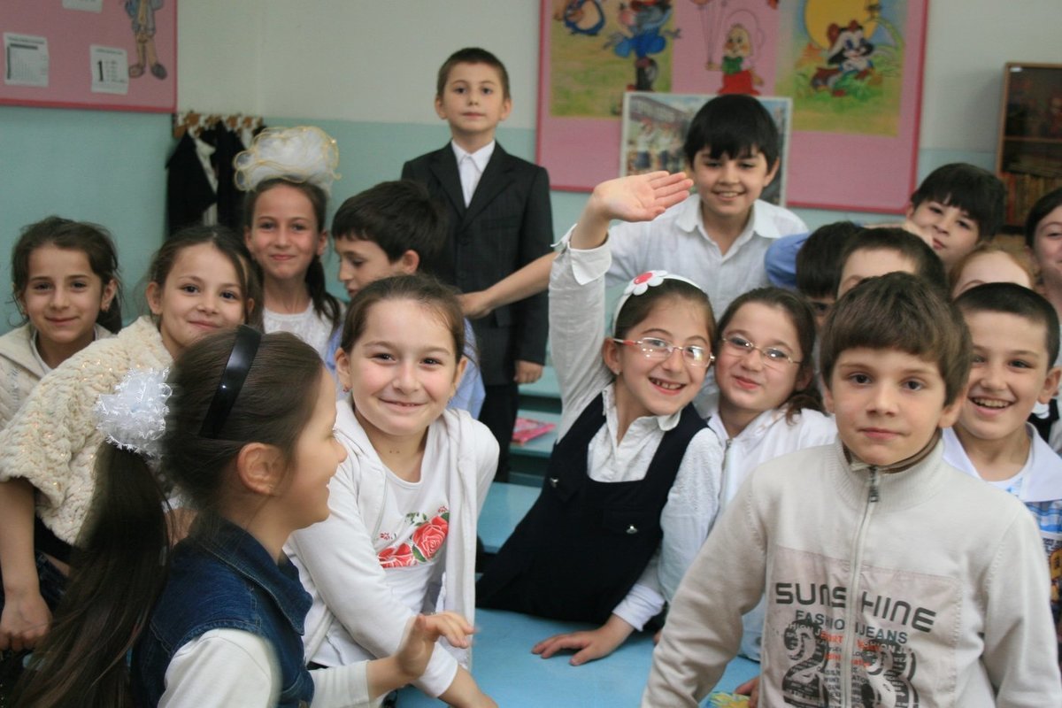 Моя школа дагестан. Дагестанская школа. Дагестанские школьники. Сельская школа Дагестан. Дети в школе Дагестан.