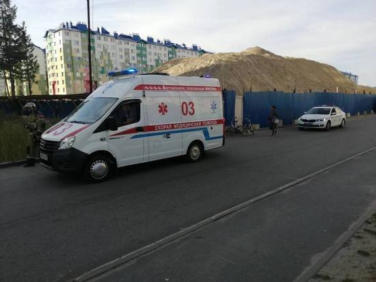 Девочка на велосипеде врезалась в машину во дворе дома в Ноябрьске