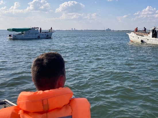 Двое взрослых и ребенок оказались на сломанном катере в Новосибирском водохранилище