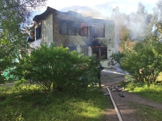 Заброшенное здание полыхало в Пестове