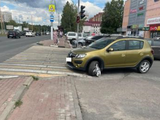 64-летняя женщина попала под колёса на тротуаре в Брянске
