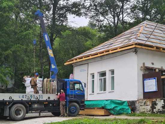 Ремонт кровли больницы в сахалинском селе Синегорск завершат в сентябре