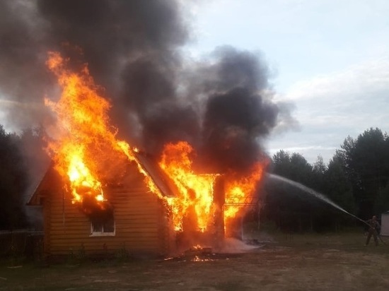 Огонь уничтожил гостевой дом в поселке Карелии
