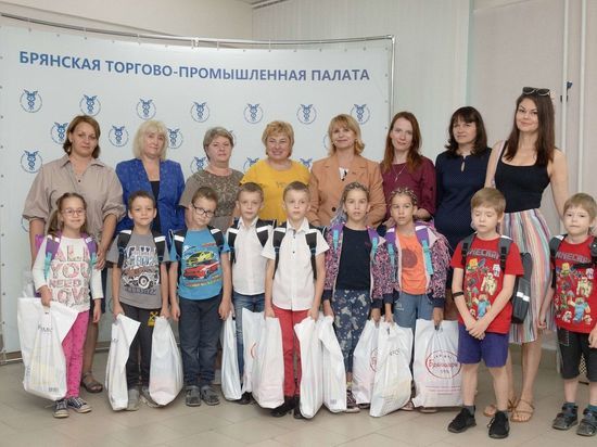 Брянским первоклассникам вручили первые рюкзаки