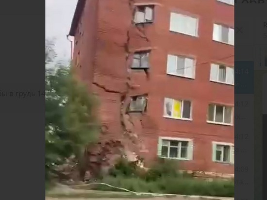 В Омске произошло частичное обрушение пятиэтажного жилого кирпичного дома, который считался аварийным