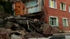 В Омске стена пятиэтажки рухнула на глазах у жильцов: видео