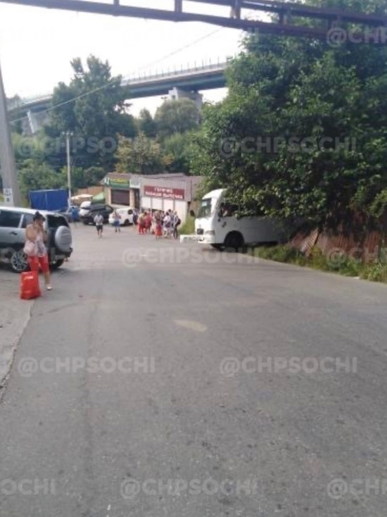 В Хостинском районе Сочи пассажирский автобус скатился со склона