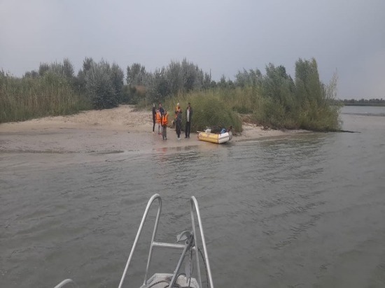 На Дону спасли семь человек, застрявших в лодке посреди реки