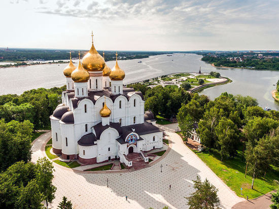 В Ярославле начали ремонт плитки у Успенского собора