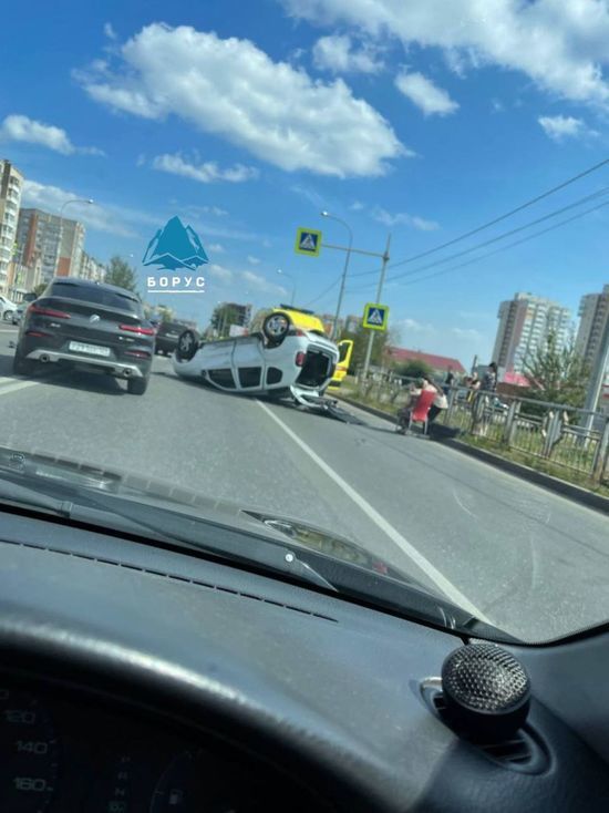 В Красноярске рядом с отелем «Хилтон» перевернулся автомобиль «Рено»