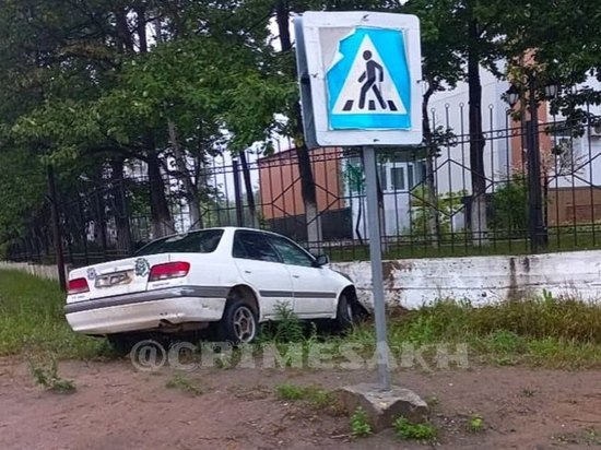 Водитель Toyota Carina влетел в забор на севере Сахалина
