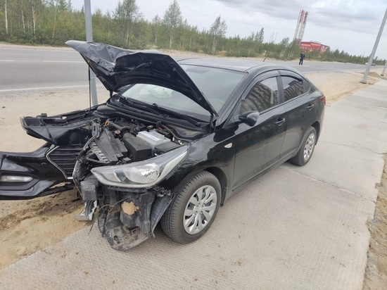 В Новом Уренгое водитель авто уснул за рулем и врезался в столб