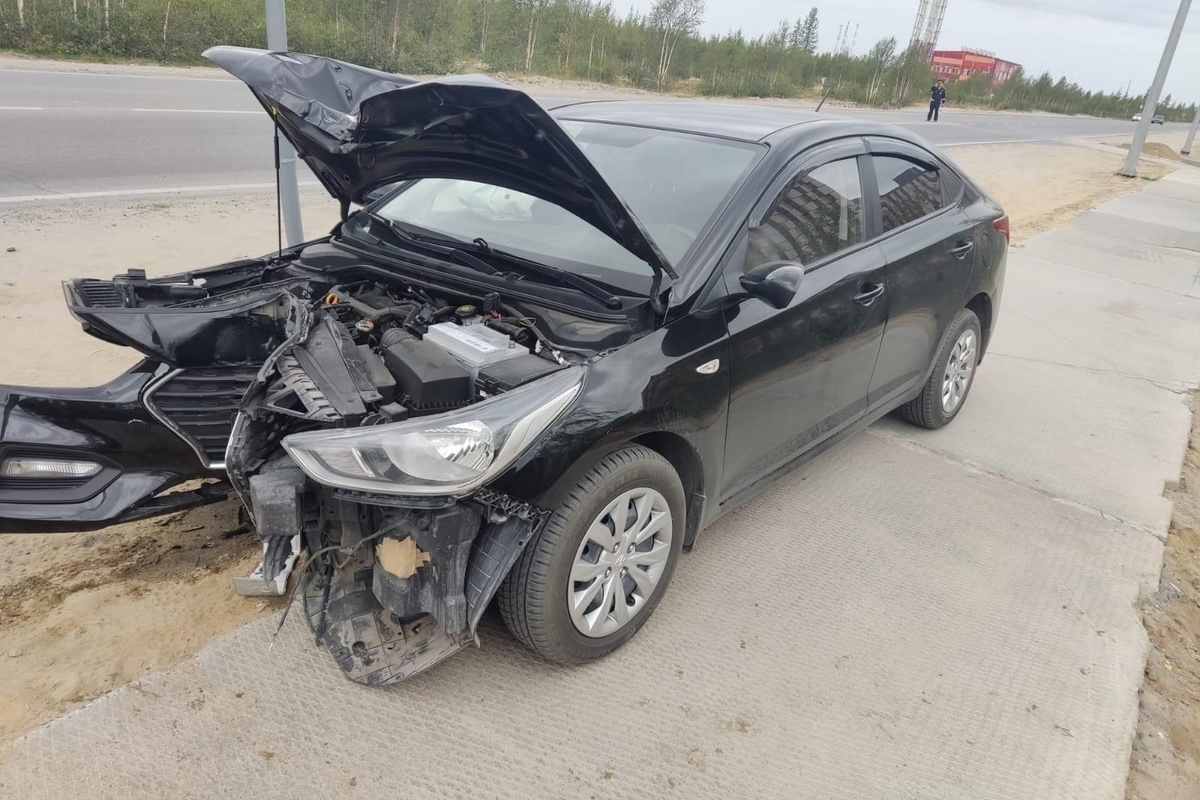 Автомобиль въехал в столб