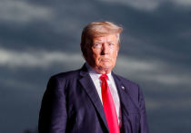 В то время, как на фоне устроенного ФБР обыска Дональда Трампа подозревают в нарушении Закона о шпионаже, американские СМИ обсуждают, какими последствиями скандал с секретной документацией может грозить экс-президенту США