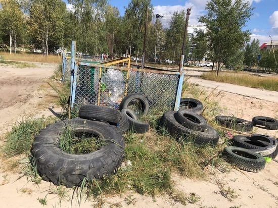 В Ноябрьске неизвестные устроили свалку покрышек во дворе