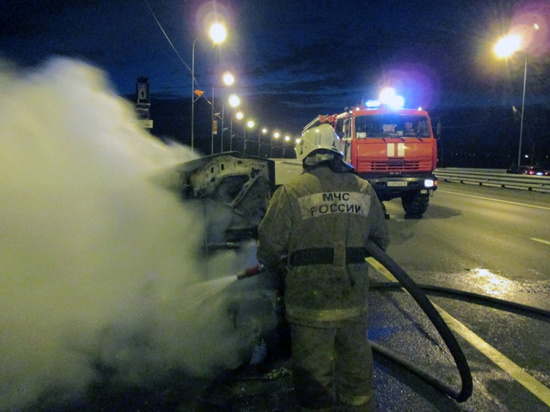 Ночью 13 августа в Астраханской области потушили пожар на трассе