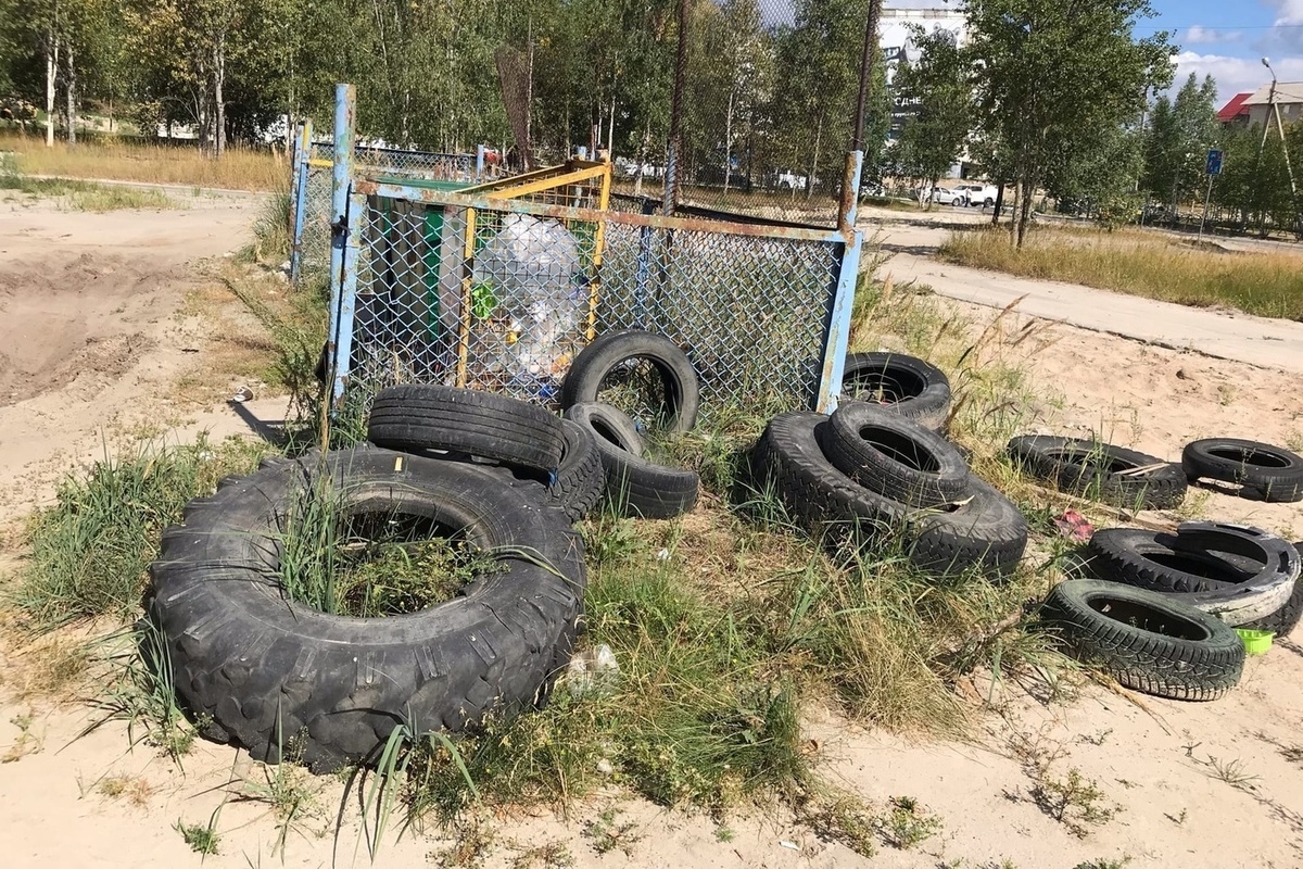 Шин двор. Покрышки во дворах. Двор дома с шинами. Мусорка покрышки автомобильные. Огромная свалка покрышек.