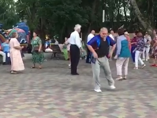 Видео отплясывающих стариков обсуждают на Ставрополье
