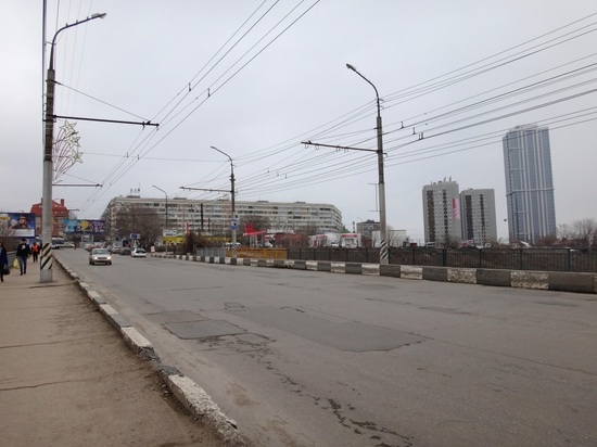 Мэрия перекрывает движение на половине моста через Глебучев овраг
