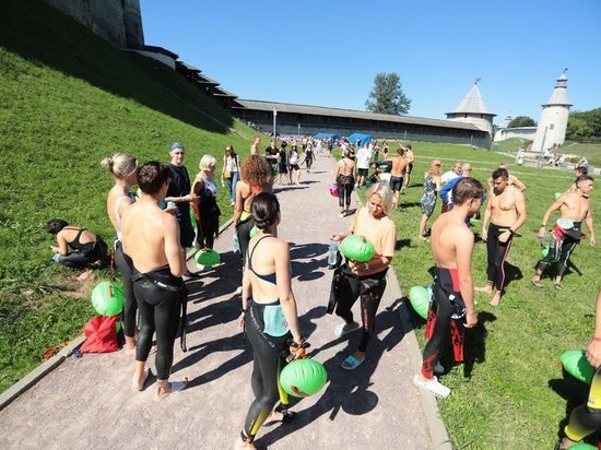 Первые соревнования по плаванию на открытой воде стартовали в Пскове