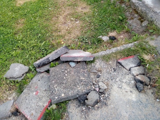 Житель Петрозаводска недоволен строительным мусором, который остался после установки остановок