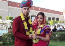 Рэпер ST, а в миру Александр Степанов, и ведущая Ассоль после семи лет брака решили устроить настоящую свадьбу в индийском стиле, отметив очередную годовщину