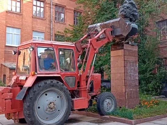В украинской Александрии трактором снесли бюст Горького