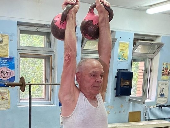 81-летний мужчина из Кировской области поднимает гирю 220 раз