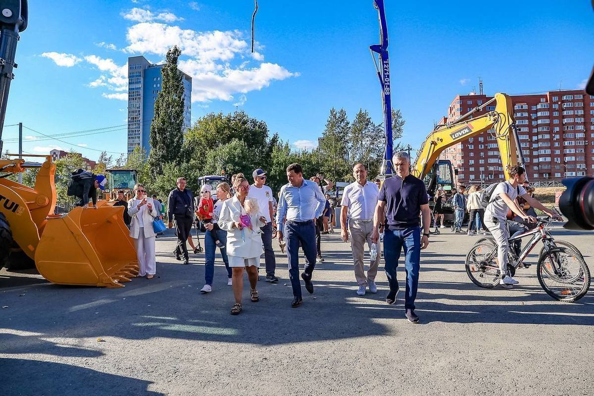 Строитель екатеринбург. День строителя Екатеринбург парк Маяковского. С праздником день строителя. Парк Маяковского Екатеринбург. День строителя в России.