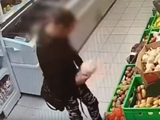 Ты не ты, когда голоден: мужчина пытался утащить в штанах курицу из магазина Ноябрьска