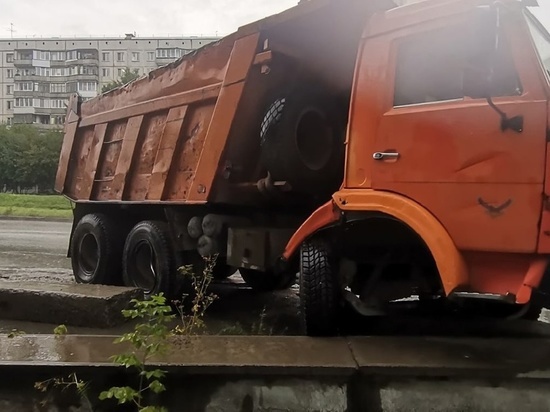 Нетрезвый водитель грузовика убежал с места ДТП в  Новосибирске