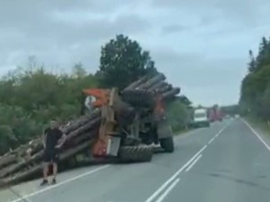 Груженый лесовоз опрокинулся на юге Сахалина