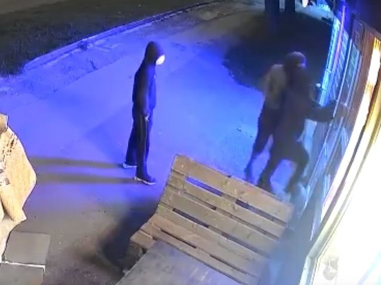 Трое неизвестных ограбили кафе в Центральном районе Новосибирска