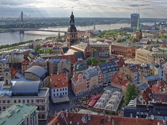 Президент Латвии призвал пересмотреть выданные виды на жительство и визы
