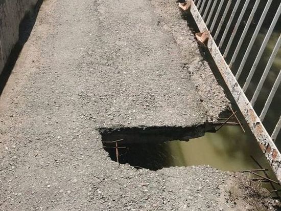 На Кубани отец с сыном провалились под мост через реку Лаба