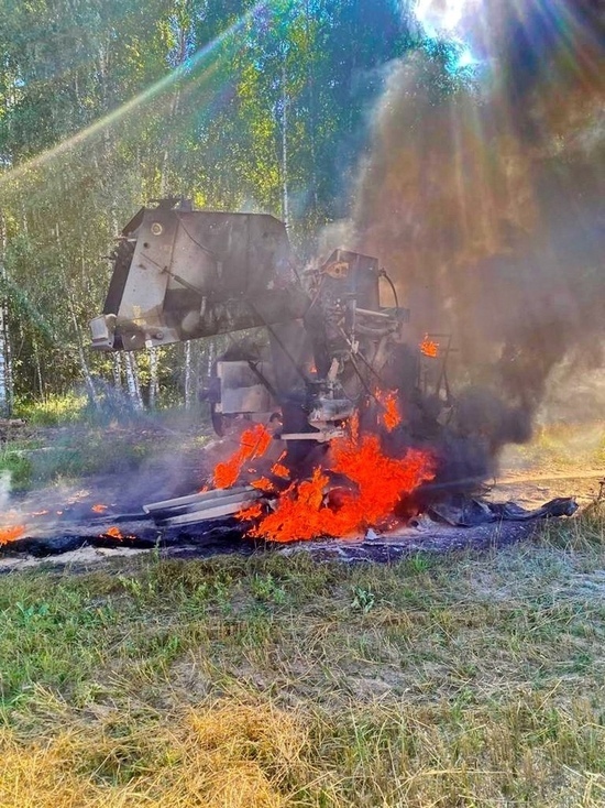 В Ярцевском районе прямо в поле сгорел голландский пресс-подборщик