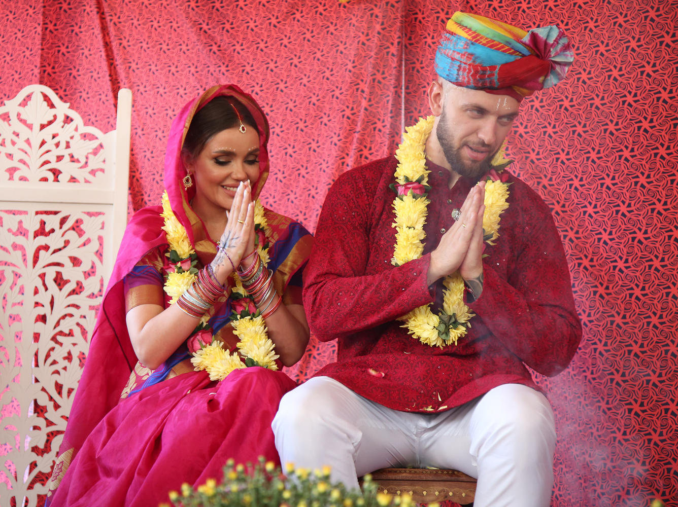Русско индийские браки. Индийская свадьба сухагин. Свадьба в индийском стиле. Свадьба в индийском стиле в России. Свадебные традиции в Индии.