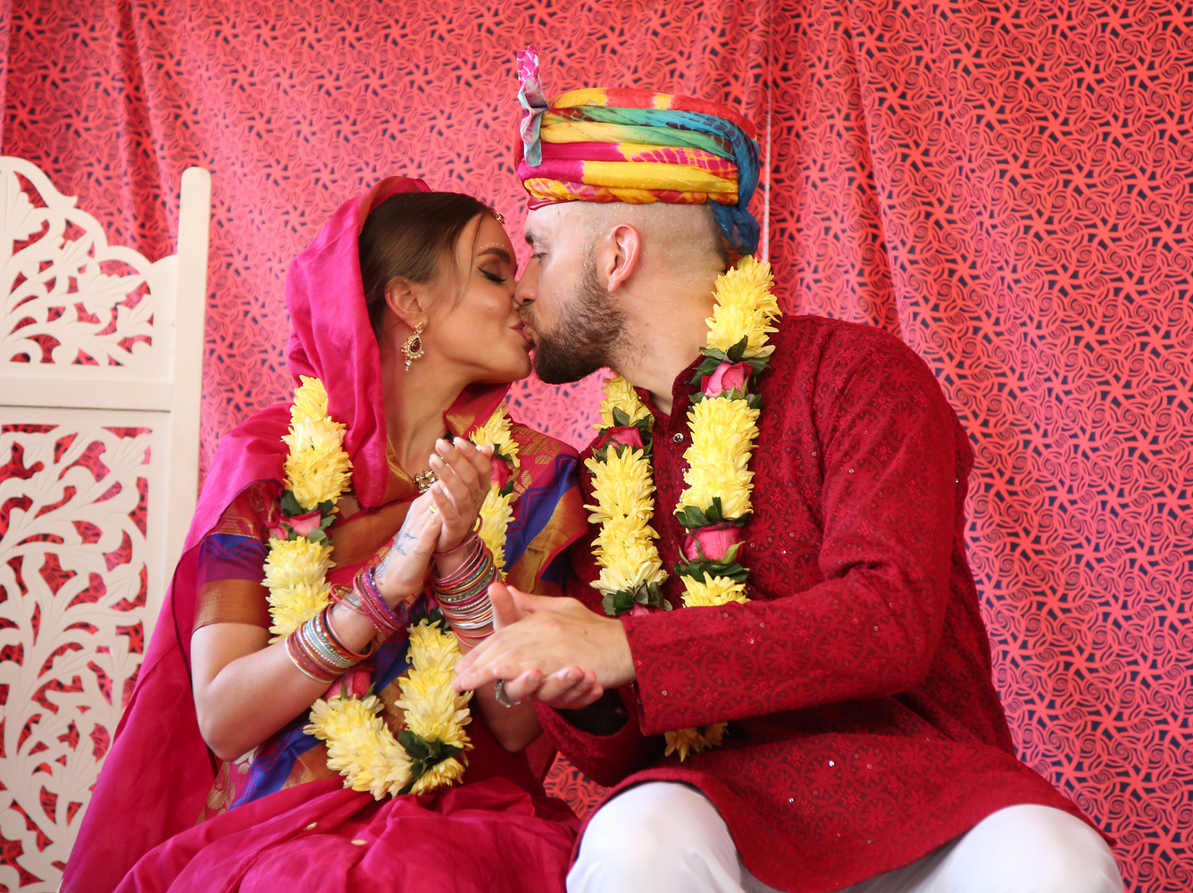 Рэпер ST и Ассоль сыграли "индийскую" свадьбу: фото церемонии 199 пар
