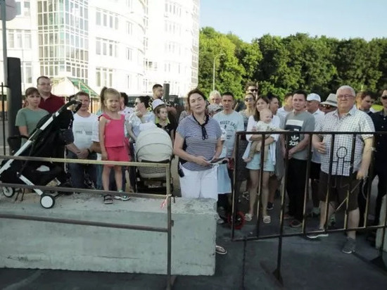 Жители Чебоксар попросили Президента Путина убрать бетонные блоки во дворе