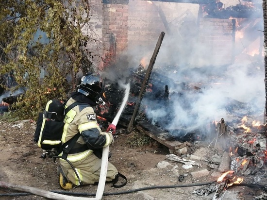 В Астрахани у «Аркадии» сгорел жилой дом