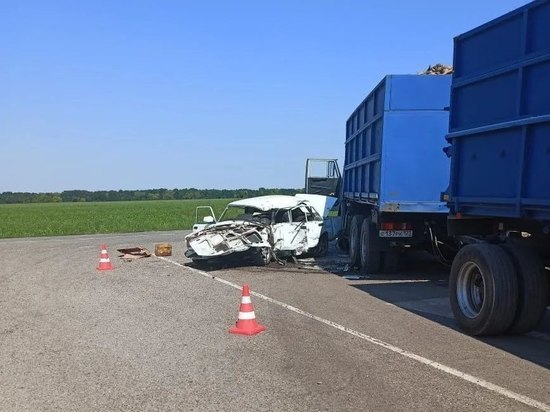 Два человека погибли в аварии с грузовиком на Кубани
