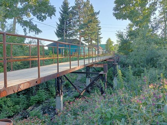 Строители наконец сдали пешеходный мост в северном райцентре Омской области