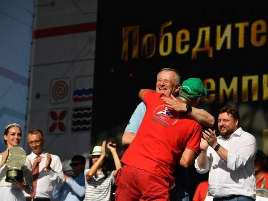 Губернатор Ленобласти вручил кубок и ключи от автомобиля победителю чемпионата по пахоте
