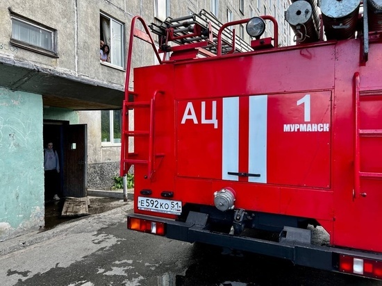 Два десятка человек было эвакуировано из дома по Фестивальной в Мурманске из-за загоревшегося дивана