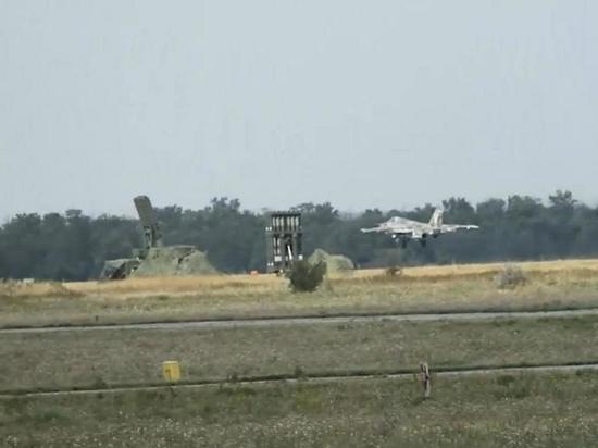 Появились кадры из зоны проведения специальной военной операции, на которых видны развернутые российские зенитно-ракетные комплексы средней дальности нового поколения С-350 «Витязь»