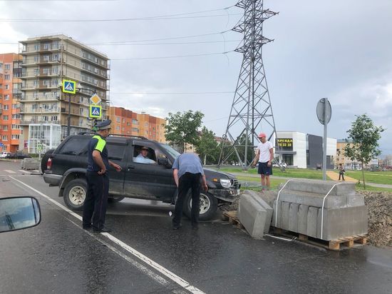 Водитель Nissan Terrano врезался в лотки с бордюрами на улице Горького в Южно-Сахалинске